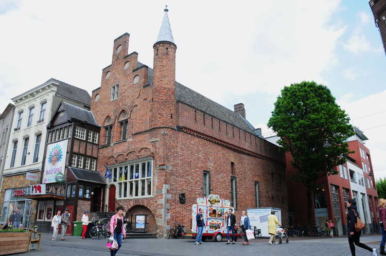 Tourist_Information_center_(VVV)_Den_Bosch_in_a_very_old_(13th_century)_building_-de_Moriaan-._It_is_the_oldest_masonry_built_house_in_the_city_-_panoramio.jpg