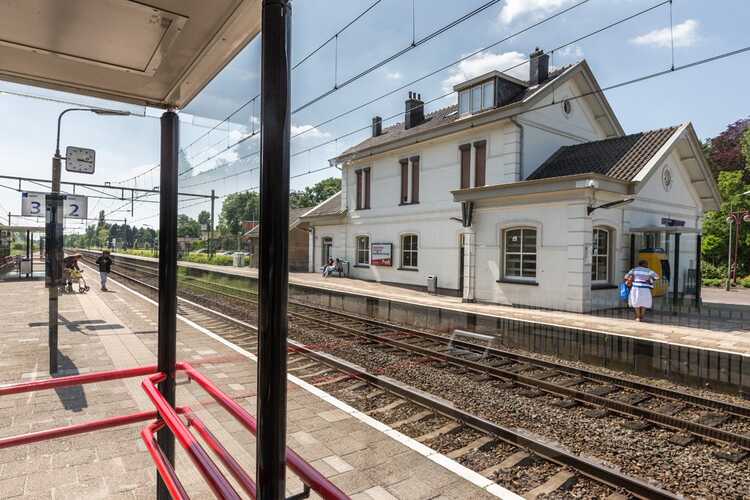 Het stationsgebouw van Oudenbosch. (Foto: Marc Bolsius, Erfgoed Brabant)