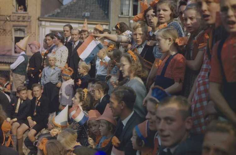 Bevrijding van Eindhoven, publiek langs de route (foto: E.G. Malindine)