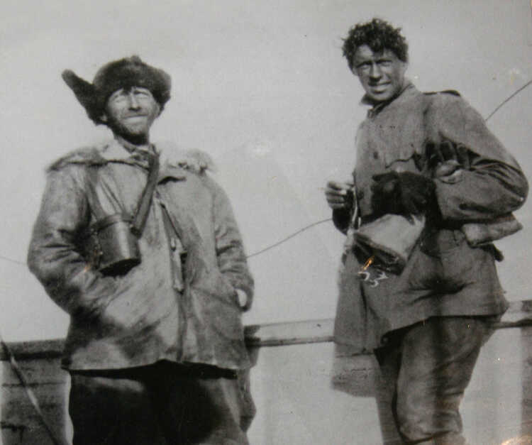 Gennaro Sora en Sjef van Dongen na hun tocht over de Pool. (Foto: Giorces, 1928, Wikimedia Commons)