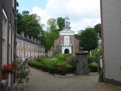 De binnenplaats van het Begijnhof te Breda in 2015. (Foto: G. Lanting, Wikimedia Commons)