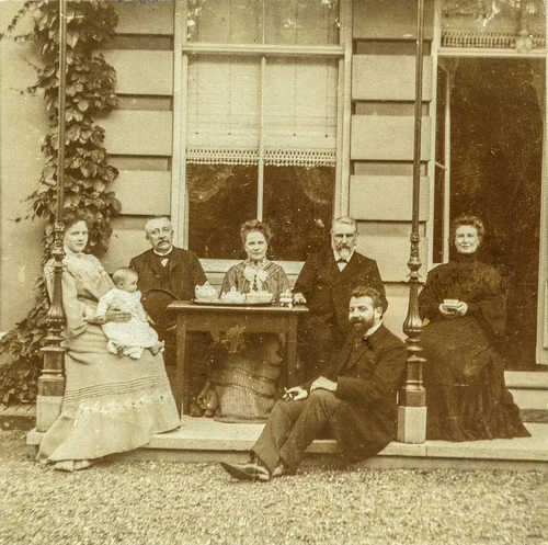 653561, Familiefoto gemaakt door Rudolf Diepen (zelf zittend op de stoep). (Bron: juli 1904, Collectie Regionaal Archief Tilburg)