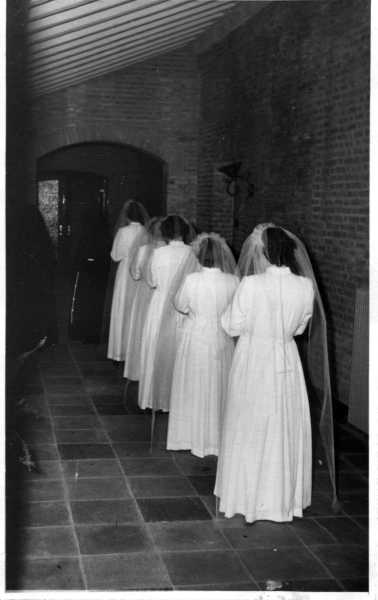 De inkleding van novicen bij de Franciscanessen Alles voor Allen te Breda, 1953. (Bron: Erfgoedcentrum Nederlands Kloosterleven, Sint Agatha)