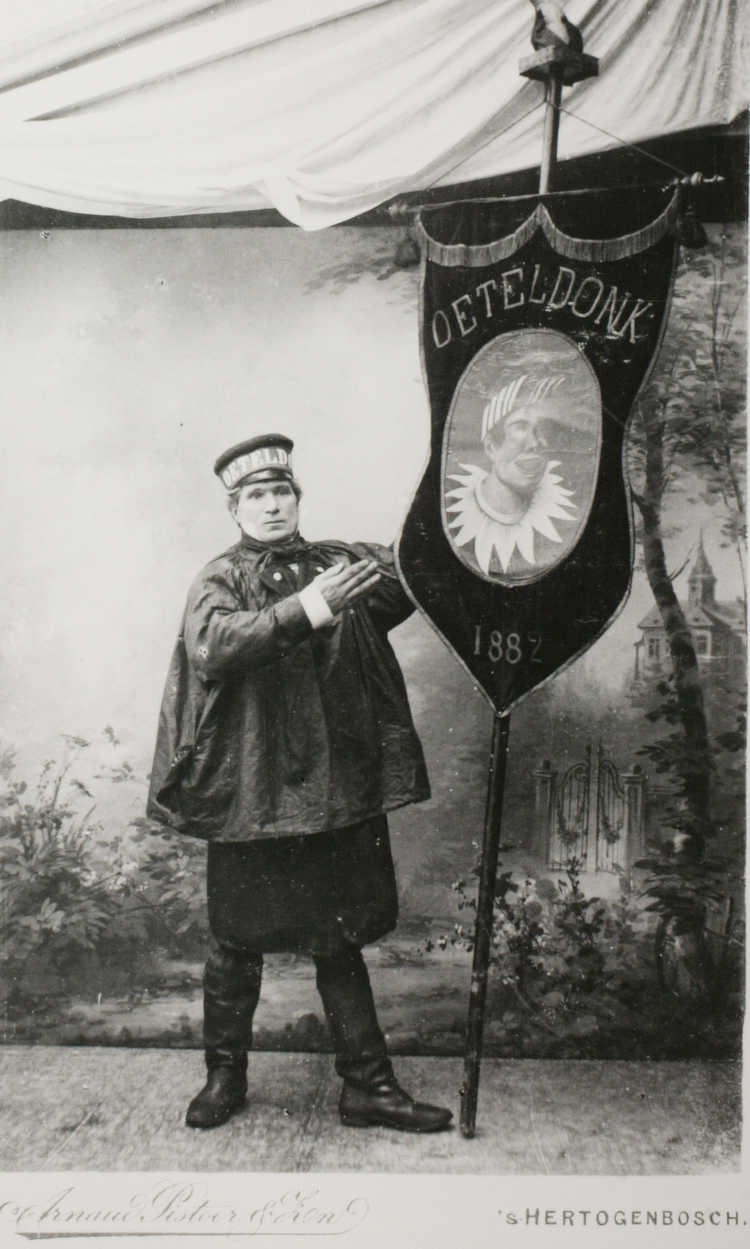 Het eerste vaandel van de Oeteldonksche club, gedragen door veldwachter Driek Pakaon, gespeeld door Frans Stolzenbach. (Foto: Arnoud Pistoor, 1892, Erfgoed 's-Hertogenbosch)