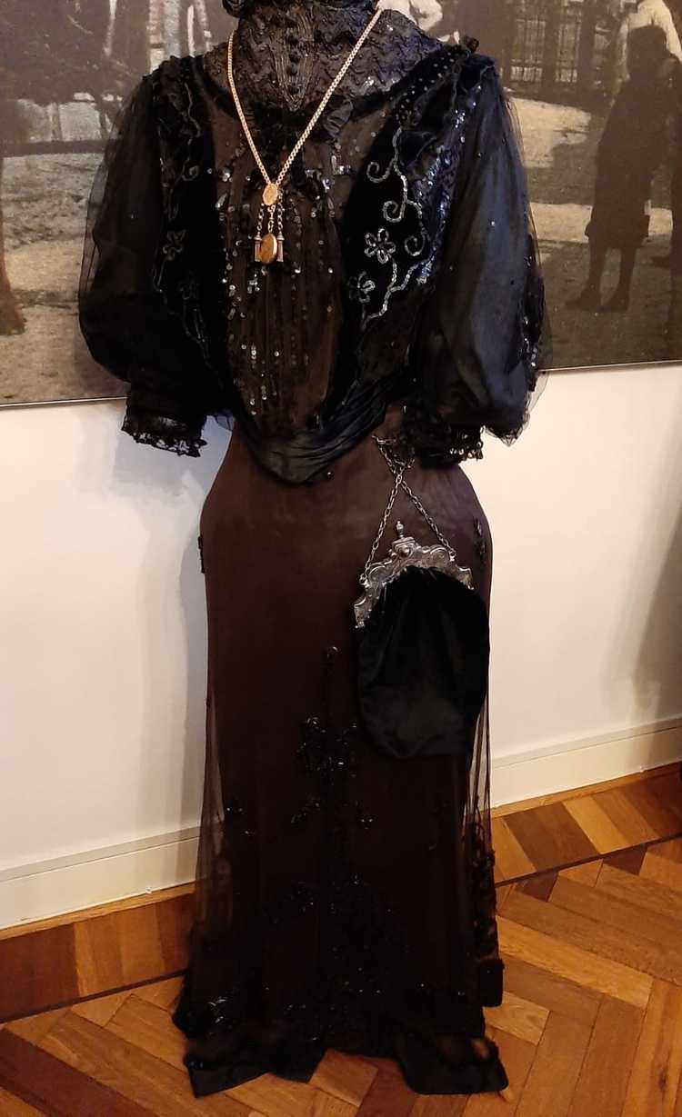 Zwarte jurk, museum Vekemans