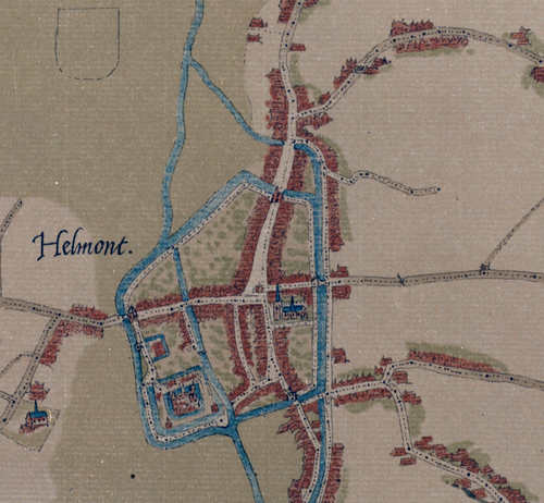 Plattegrond van Helmond, ca. 1540. Het gasthuis ligt bovenaan op de kaart, ten westen van de doorgaande weg. Het bestaat uit twee pandjes die een stuk van de weg af liggen. (RHCe, collectie beeld en geluid 137982)