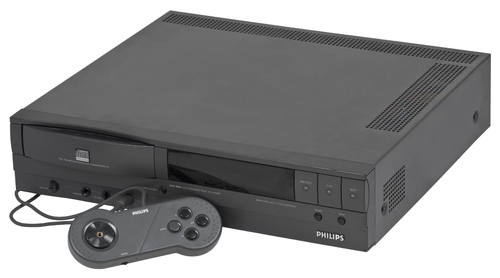 Een Philips CD-i 910 video game console, met bijbehorende controller. (Bron: Evan Amos, 2011, Wikimedia Commons)