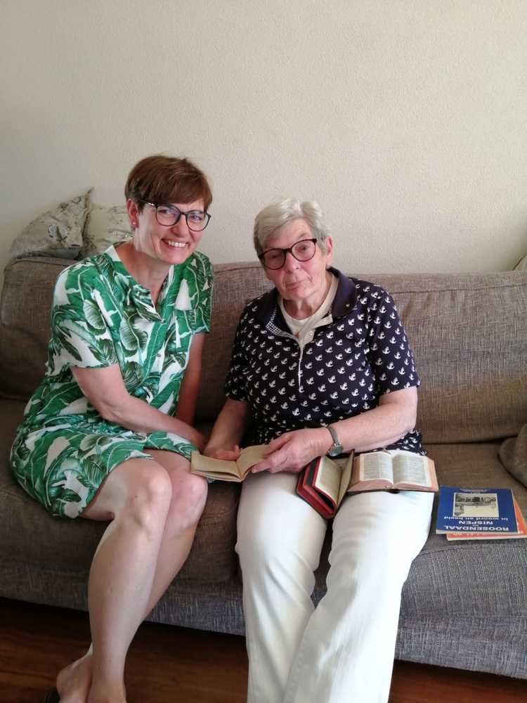 Mevrouw Heesbeen en haar dochter Astrid in juni 2020. (Foto: Laura Hondenbrink)