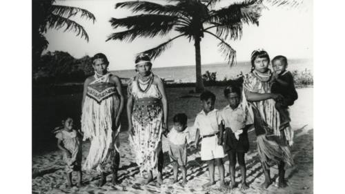 Origineel bijschrift: "De oorspronkelijke bevolking", Suriname, 1955. (Bron: Collectie Fraters van Tilburg / Stadsmuseum Tilburg inv. nr. 410847)