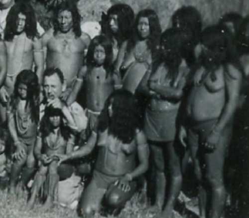Fraters bezoeken een Hermina dorp in het binnenland van Suriname (Foto Collectie Fraters van Tilburg Stadsmuseum Tilburg)