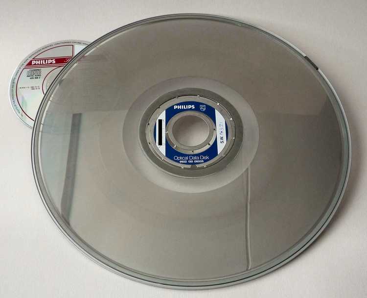 Een CD en VLP naast elkaar. (Bron: Butch, 2009, Wikimedia Commons)