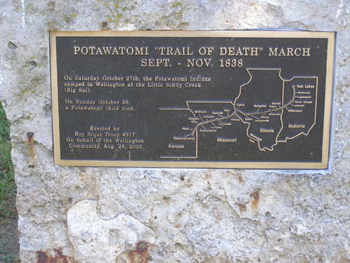 Een gedenksteen ter nagedachtenis aan de "trail of death" in Wellington, Missouri met daarop een kaart van de route die de natives moesten afleggen. (Bron: Chris Light, 2012, Wikimedia Commons)