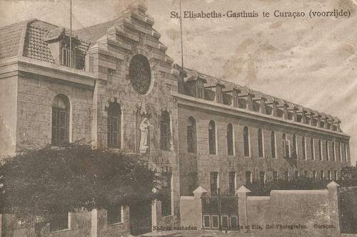 Voorkant van de ansichtkaart die zuster Maria Rocha naar het thuisfront stuurde. Op de kaart staat de voorkant van het Sint-Elisabethsgasthuis te Curaçao.