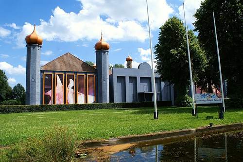 Wernhoutsburg, dat oorspronkelijk toebehoorde aan vervoersbedrijf Van Gend en . Later hebben er paters gewoond en is het een feestlocatie geworden. (Foto: Peter van der Wielen, 2012, Wikimedia Commons)