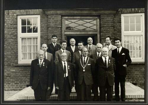 In 1970 kreeg Martinus van den Hurk (vooraan rechts) nog een linjte uitgereikt. (Foto: ..., collectie Heemkundekring Nistelvorst)