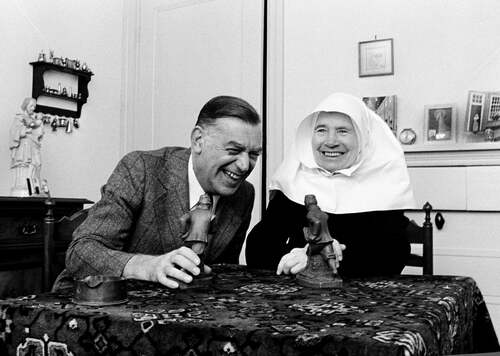 Burgemeester Willem Merx en de Bredase Zuster Frijters kregen in 1973 een van de eerste miniaturen van "Het schippertje" aangeboden. (Foto: BN De Stem, Johan van Gurp, Stadsarchief Breda, JVG197810023001)