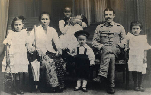 Een familieportret van de familie Eestermans in Cimahi omstreeks 1923. (Foto: fotograaf onbekend, collectie J. Eestermans)