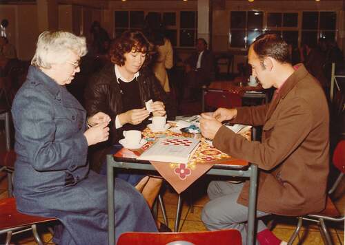 Joszéf Falvay (rechts) tijdens de open dag van Vlisco bij het 130-jarig bestaan in 1976. (Foto: onbekende fotograaf, collectie Archief Vlisco Netherlands B.V.)