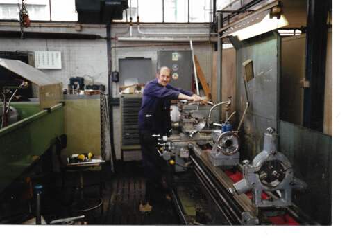 Jószef Falvay bij de Technische Dienst van Vlisco, in de jaren 90. (Foto: fotograaf onbekend, collectie familie Falvay)