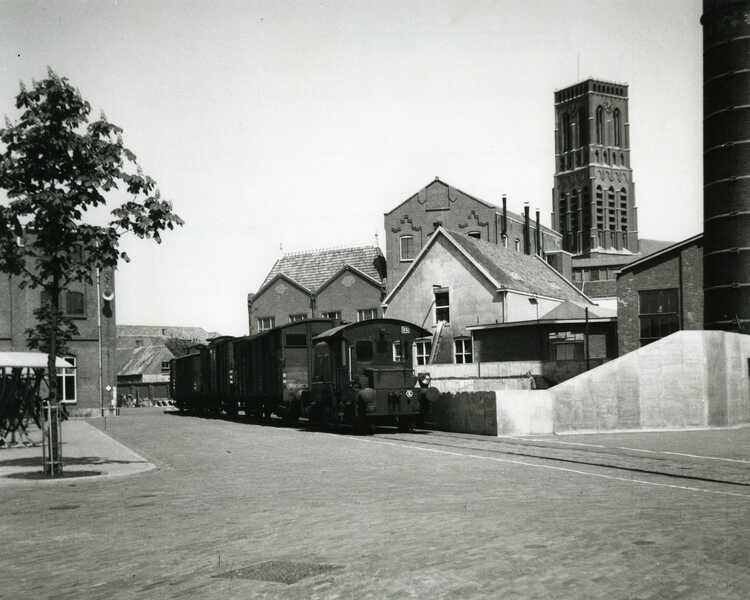 Het fabrieksterrein pal naast de Osse Grote Kerk, met in beeld het goederenlijntje, kort na de Tweede Wereldoorlog (Foto: Daan Scholte, Stadsarchief Oss)