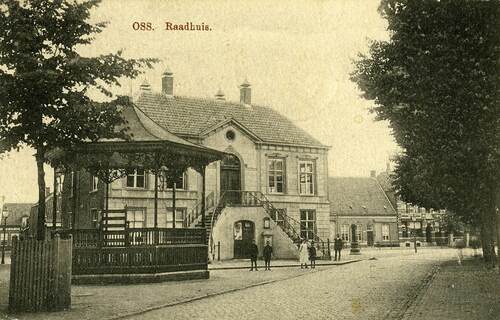 De Heuvel met muziekkiosk en het gemeentehuis dat in 1768 gebouwd was, dat ook dienst deed als boterwaag. Het gemeentehuis werd in 1921 gesloopt (Foto: Adrianus van de Rakt, 1912, Stadsarchief Oss)