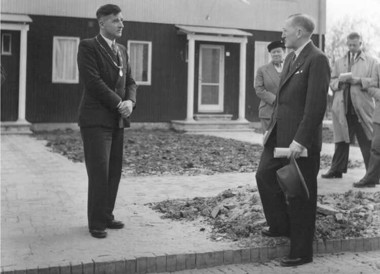 Burgemeester Eckhard van Lage Zwaluwe bij de presentatie van de Zweedse geschenkwoningen (Foto: Watersnoodmuseum 1954)
